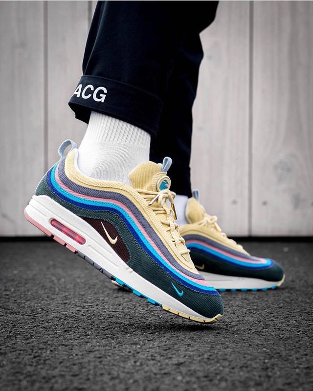 Sneakers đừng chỉ chọn trắng đen an toàn, còn có nhiều mẫu rực rỡ hot lắm đây này Sneakers đừng chỉ chọn trắng đen an toàn, còn có nhiều mẫu rực rỡ hot lắm đây này