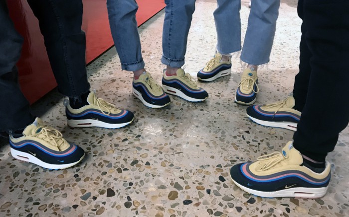 Sneakers đừng chỉ chọn trắng đen an toàn, còn có nhiều mẫu rực rỡ hot lắm đây này Sneakers đừng chỉ chọn trắng đen an toàn, còn có nhiều mẫu rực rỡ hot lắm đây này