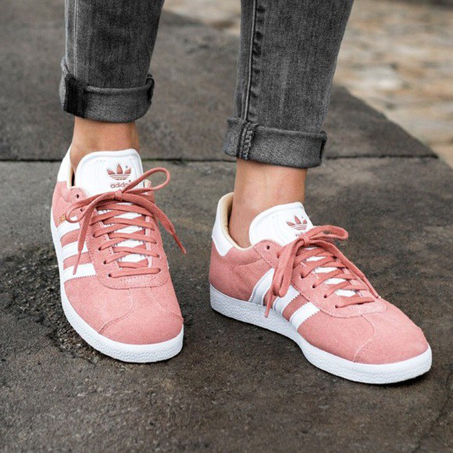 Sneakers đừng chỉ chọn trắng đen an toàn, còn có nhiều mẫu rực rỡ hot lắm đây này Sneakers đừng chỉ chọn trắng đen an toàn, còn có nhiều mẫu rực rỡ hot lắm đây này