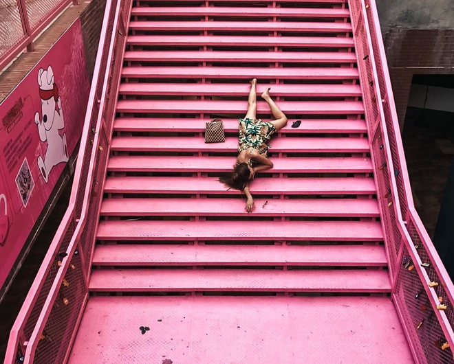 Tạo dáng quý tộc xưa rồi, hội Rich Kid thế giới mê mẩn dáng pose ngã sấp mặt thế này đây