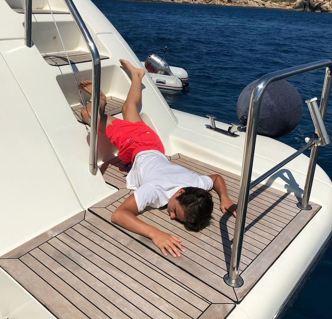 Tạo dáng quý tộc xưa rồi, hội Rich Kid thế giới mê mẩn dáng pose ngã sấp mặt thế này đây Tạo dáng quý tộc xưa rồi, hội Rich Kid thế giới mê mẩn dáng pose ngã sấp mặt thế này đây