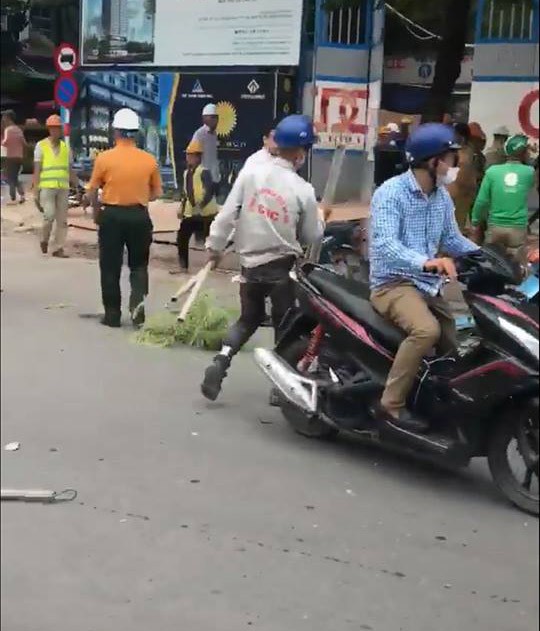 Đứt cáp cẩu toà nhà 33 tầng ở Hà Nội, vật liệu rơi xuyên thủng mái nhà điều hành