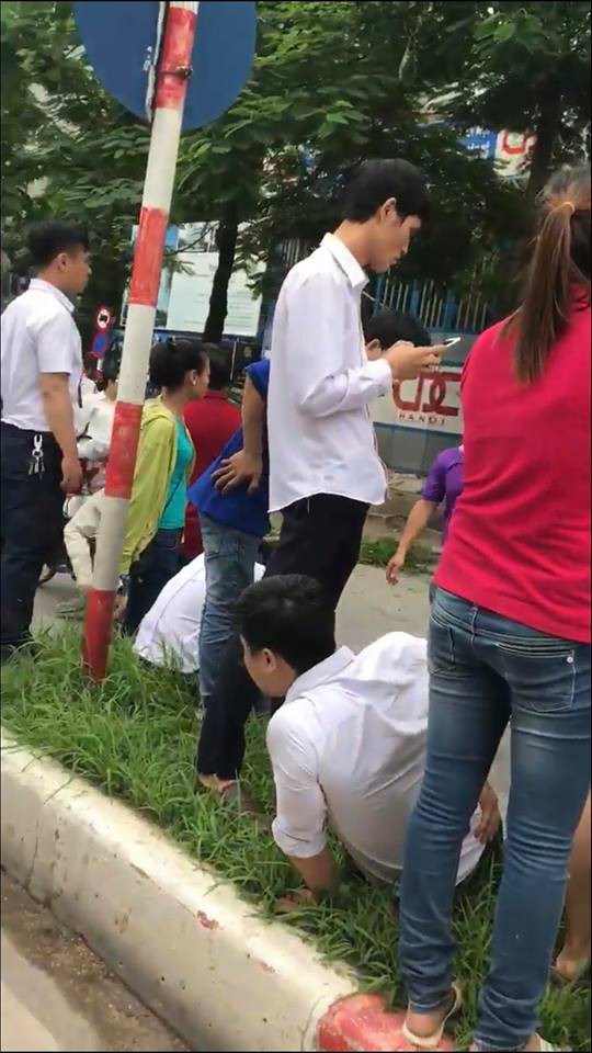 Đứt cáp cẩu toà nhà 33 tầng ở Hà Nội, vật liệu rơi xuyên thủng mái nhà điều hành