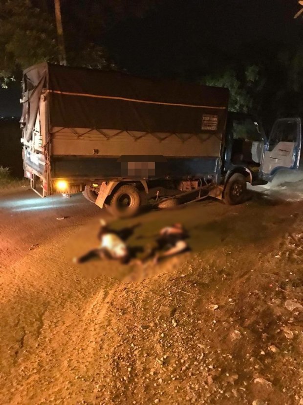 Đâm vào ô tô tải xe máy bốc cháy dữ dội, hai anh em sinh đôi 17 tuổi thương vong