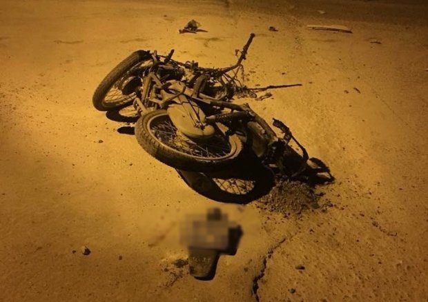 Đâm vào ô tô tải xe máy bốc cháy dữ dội, hai anh em sinh đôi 17 tuổi thương vong