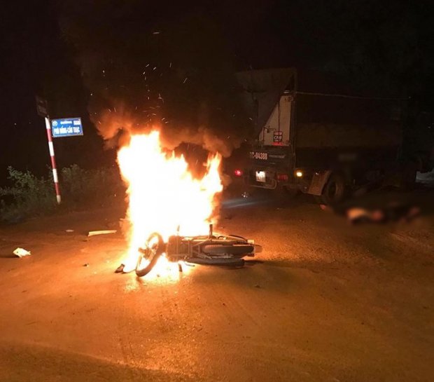 Đâm vào ô tô tải xe máy bốc cháy dữ dội, hai anh em sinh đôi 17 tuổi thương vong