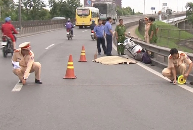 Tài xế xe tải cán chết người trên quốc lộ rồi bỏ trốn