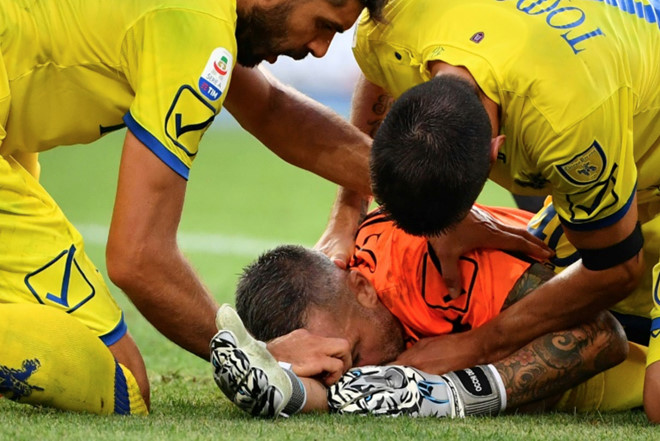 Thủ môn Chievo bị gãy xương mũi, dập vai sau va chạm với Ronaldo