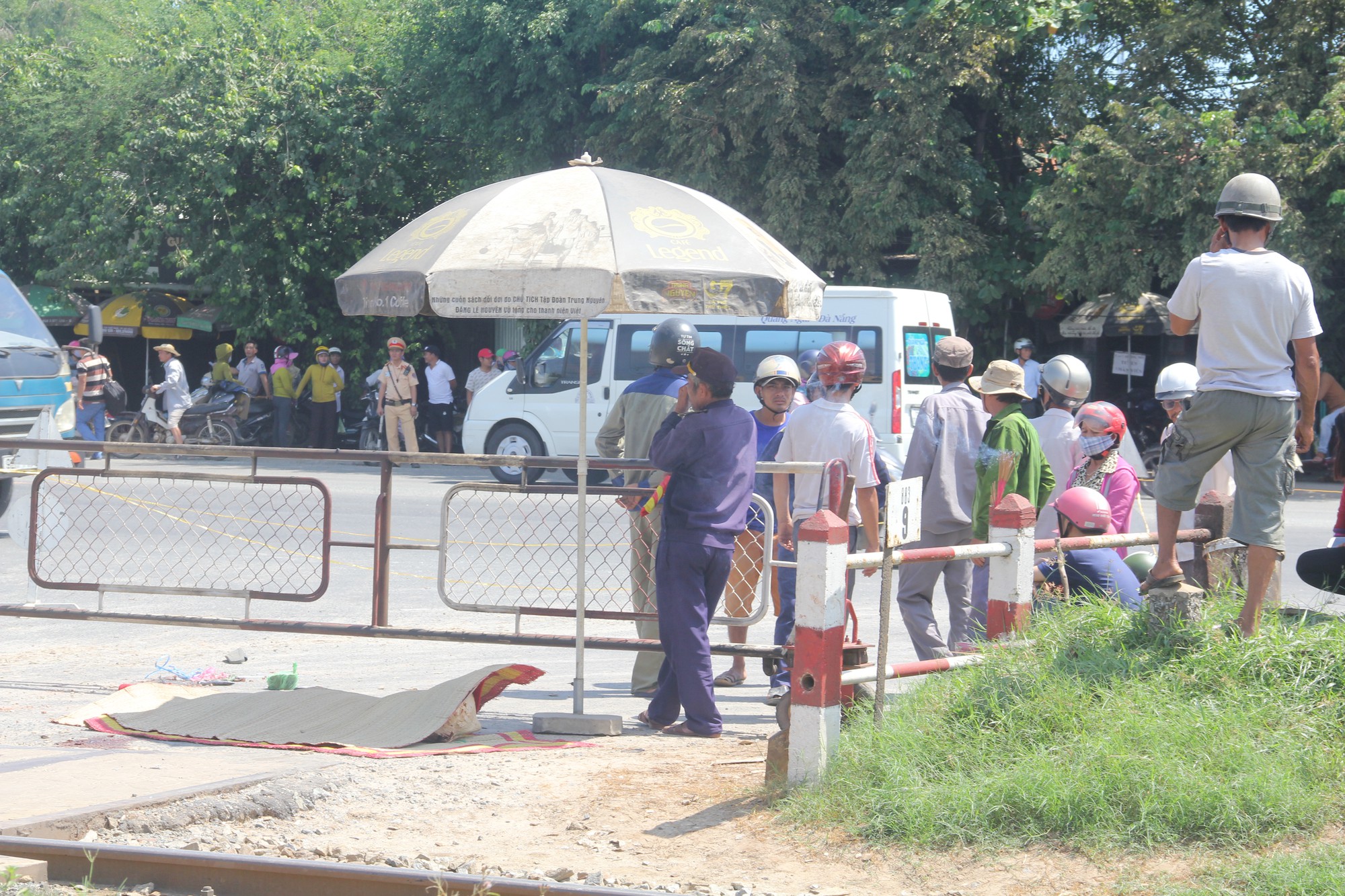 Đi chợ bằng xe đạp, người phụ nữ chết thảm dưới bánh xe container