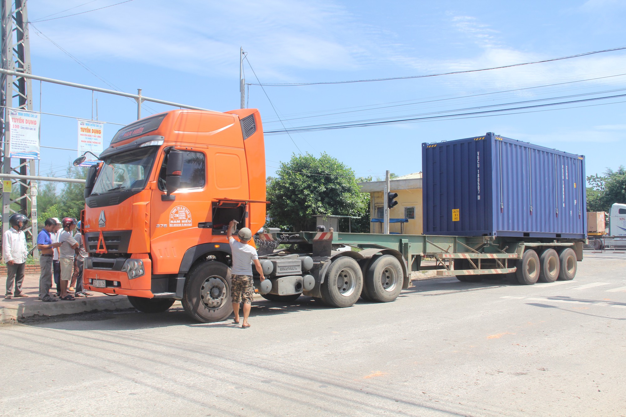 Đi chợ bằng xe đạp, người phụ nữ chết thảm dưới bánh xe container