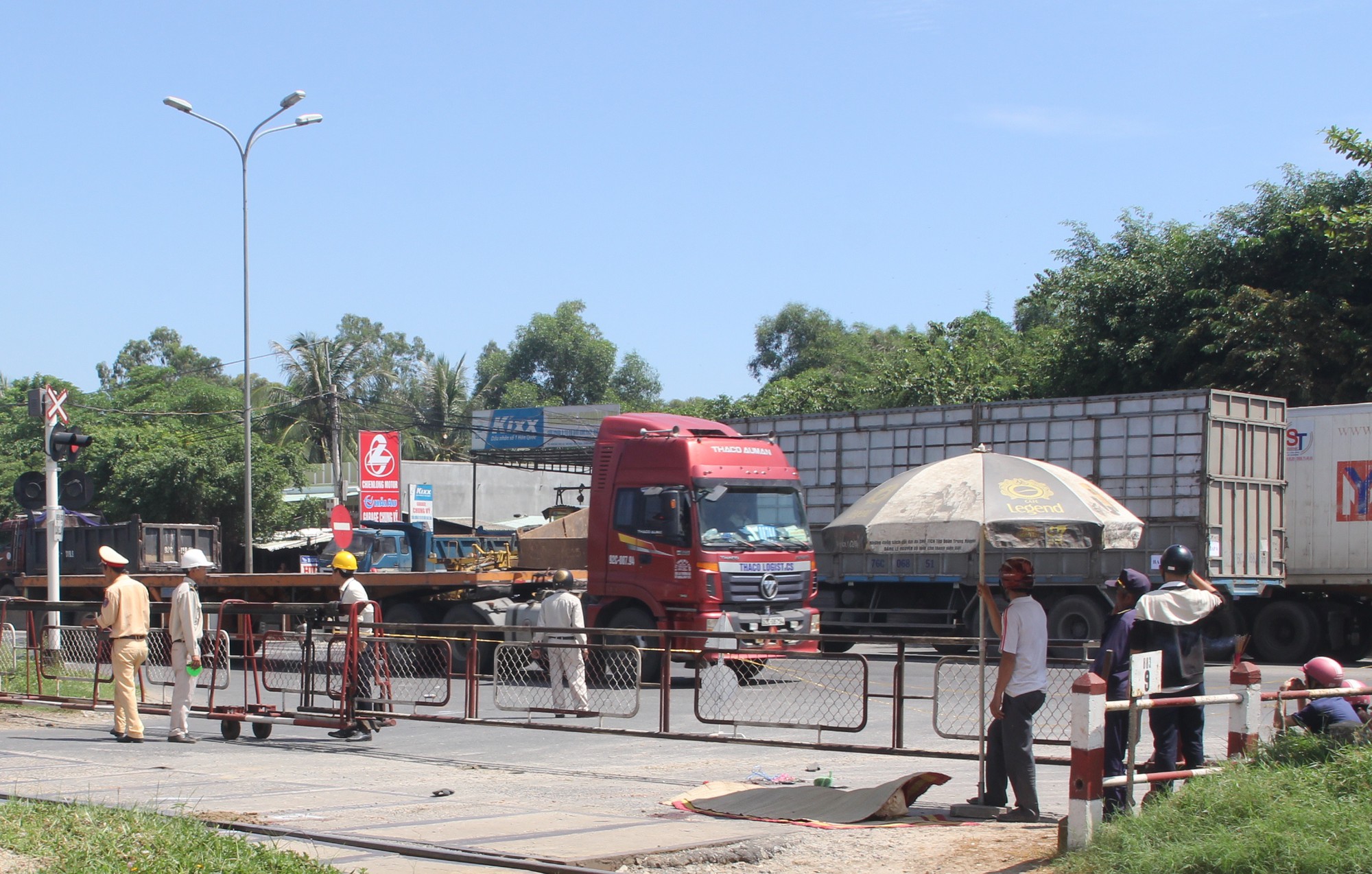 Đi chợ bằng xe đạp, người phụ nữ chết thảm dưới bánh xe container