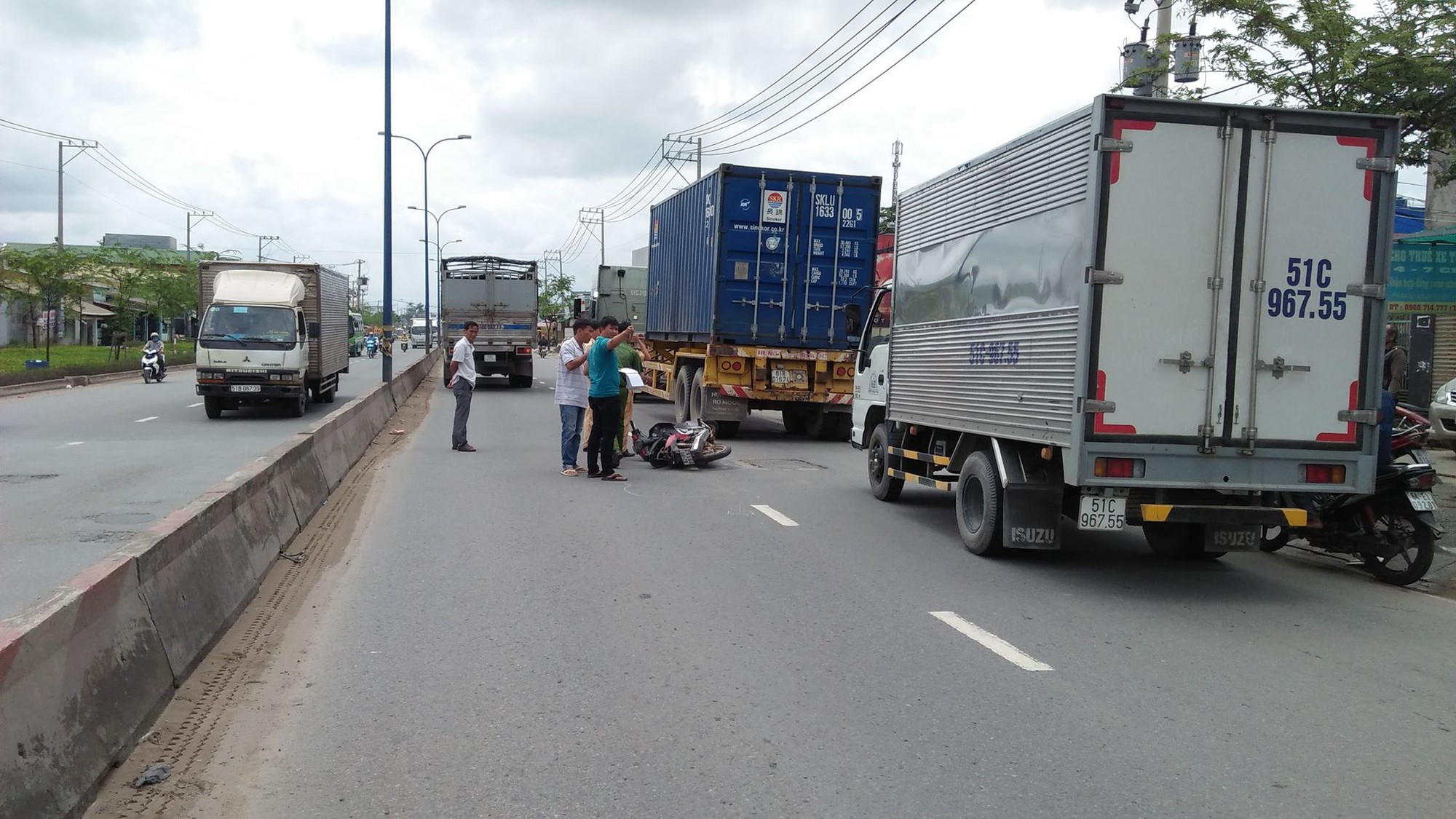 Con gái 16 tuổi tử vong, bố nguy kịch sau va chạm với xe ô tô ở Sài Gòn