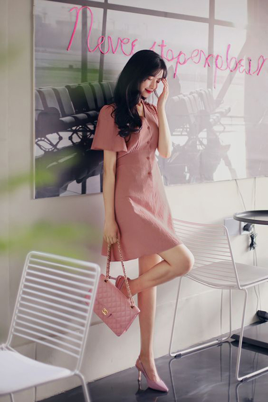 Váy hồng nude tôn nét nữ tính cho phái đẹp