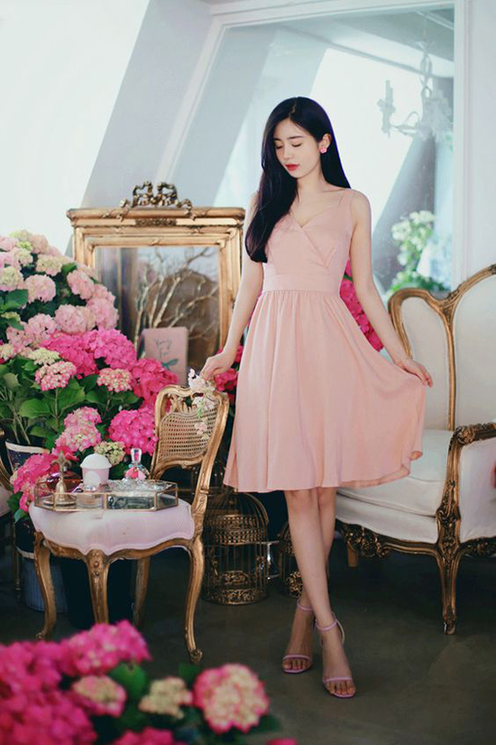 Váy hồng nude tôn nét nữ tính cho phái đẹp