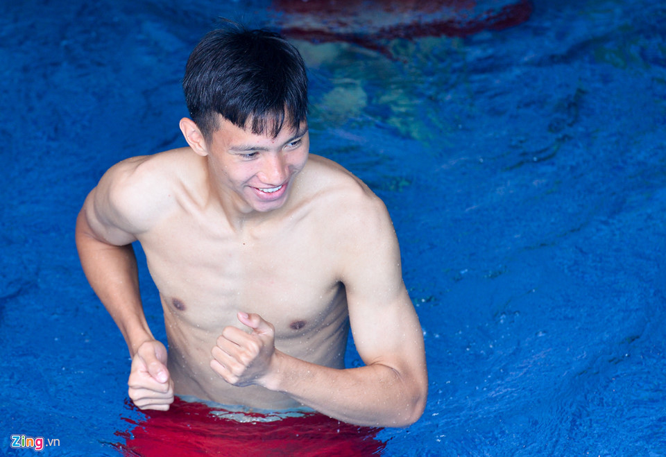 Cầu thủ Olympic Việt Nam khoe cơ bụng 6 múi, đùa nghịch ở bể bơi