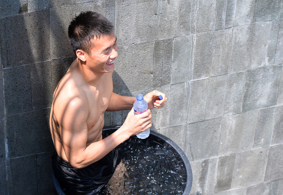 Cầu thủ Olympic Việt Nam khoe cơ bụng 6 múi, đùa nghịch ở bể bơi