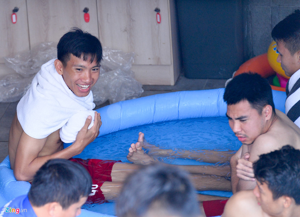 Cầu thủ Olympic Việt Nam khoe cơ bụng 6 múi, đùa nghịch ở bể bơi