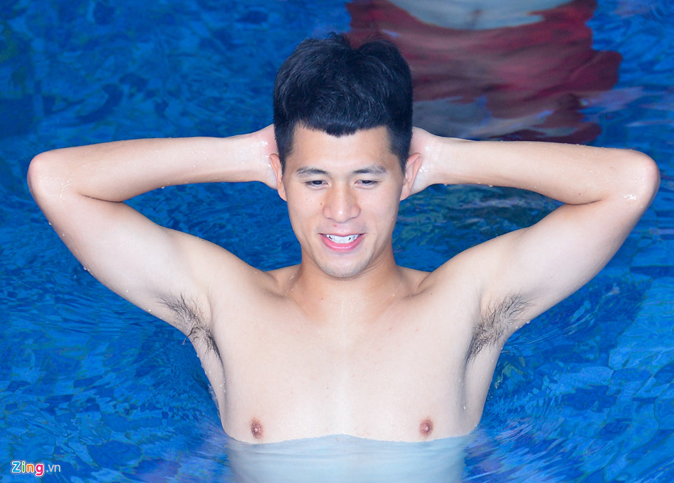Cầu thủ Olympic Việt Nam khoe cơ bụng 6 múi, đùa nghịch ở bể bơi