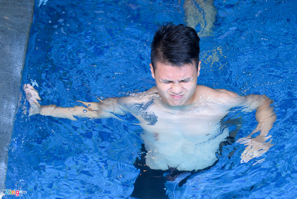 Cầu thủ Olympic Việt Nam khoe cơ bụng 6 múi, đùa nghịch ở bể bơi