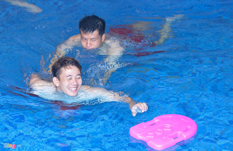 Cầu thủ Olympic Việt Nam khoe cơ bụng 6 múi, đùa nghịch ở bể bơi