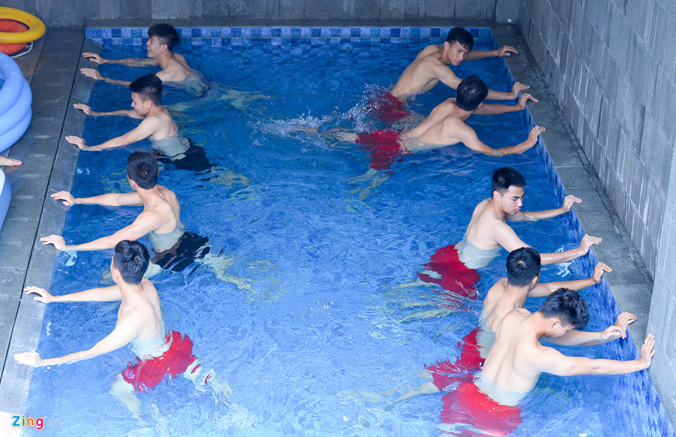 Cầu thủ Olympic Việt Nam khoe cơ bụng 6 múi, đùa nghịch ở bể bơi