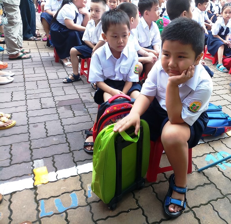 Học sinh lớp 1 mếu máo trong ngày đầu tựu trường