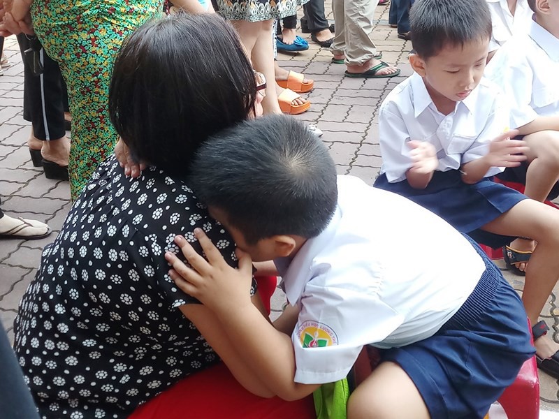 Học sinh lớp 1 mếu máo trong ngày đầu tựu trường