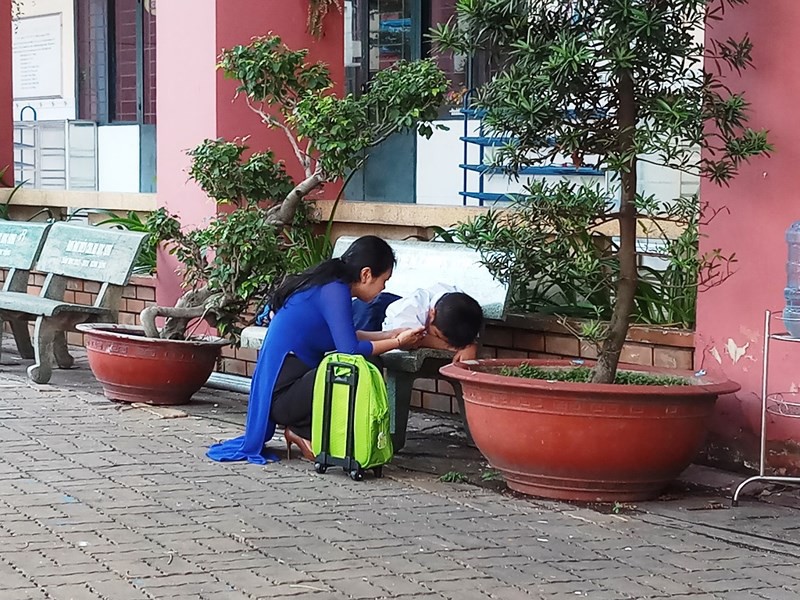 Học sinh lớp 1 mếu máo trong ngày đầu tựu trường