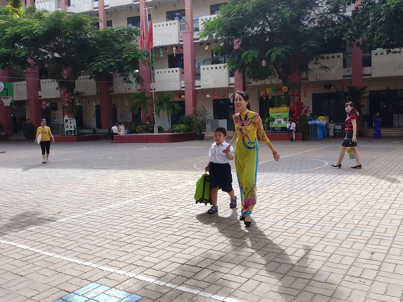 Học sinh lớp 1 mếu máo trong ngày đầu tựu trường