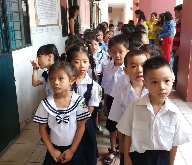 Học sinh lớp 1 mếu máo trong ngày đầu tựu trường