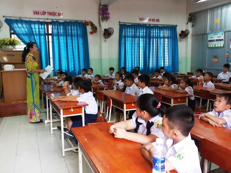 Học sinh lớp 1 mếu máo trong ngày đầu tựu trường