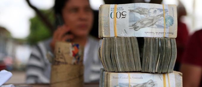 Cả chồng tiền mới mua nổi cuộn giấy vệ sinh ở Venezuela