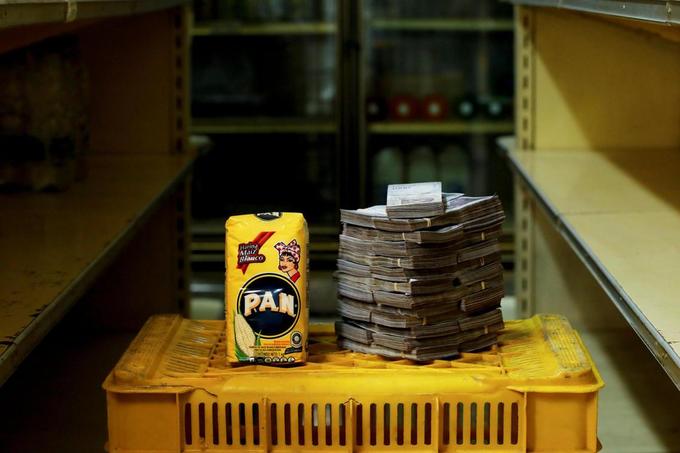 Cả chồng tiền mới mua nổi cuộn giấy vệ sinh ở Venezuela