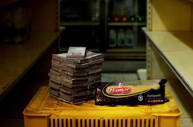 Cả chồng tiền mới mua nổi cuộn giấy vệ sinh ở Venezuela