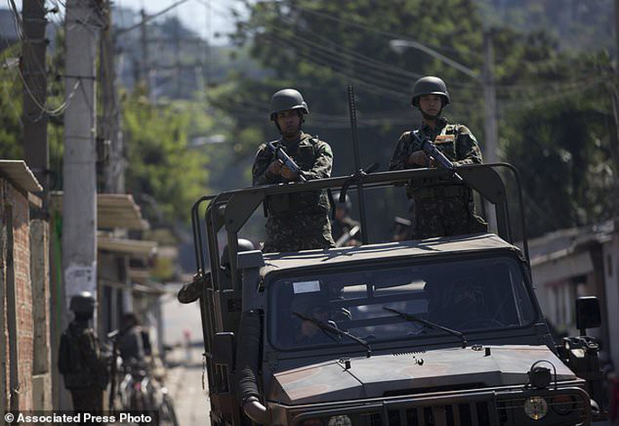 4.000 binh sĩ càn quét khu ổ chuột bắt tội phạm ma túy