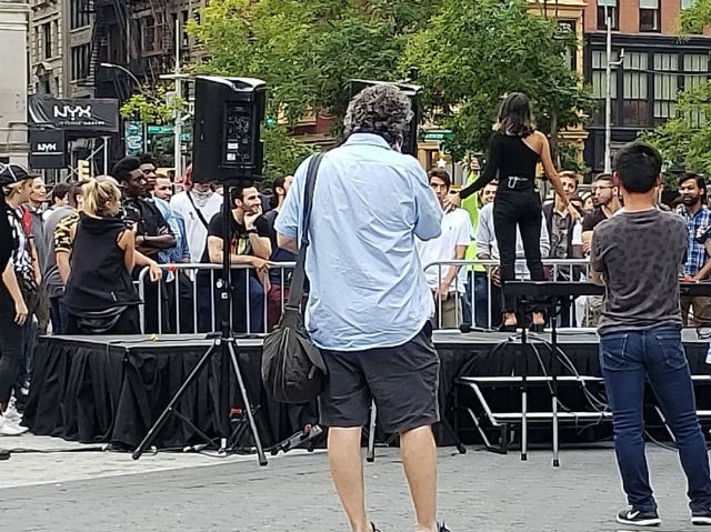 Mỹ: Tin vào nàng thơ trên Tinder, mấy trăm anh đàn ông bị lừa gặp nhau giữa quảng trường