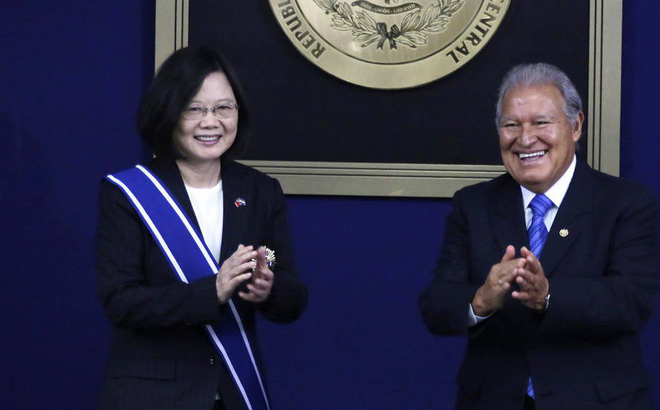 Vừa công du trở về, bà Thái Anh Văn nhận tin dữ: Đồng minh bỏ rơi để bắt tay với Bắc Kinh