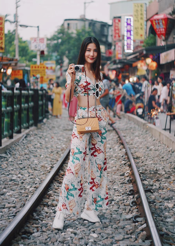 Diện áo hở eo trẻ trung như người đẹp Việt