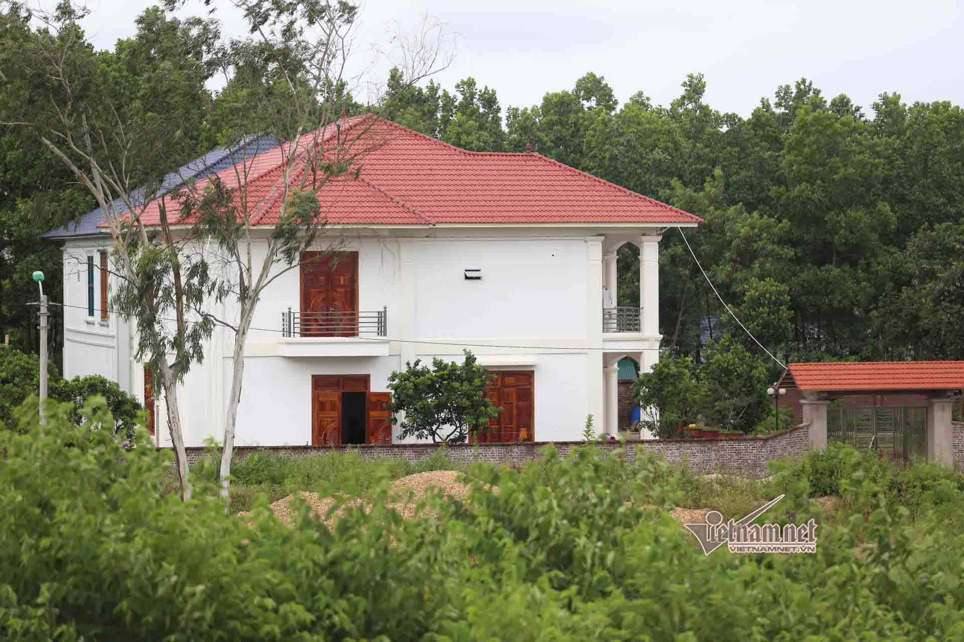 Dãy biệt thự mọc trên đất rừng ở Vĩnh Phúc: Chủ nhân là ai?