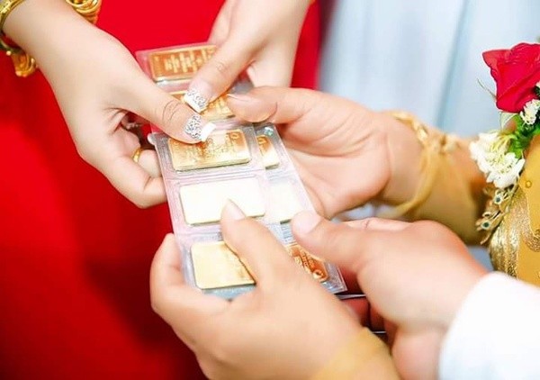 Con dâu bỏ qua lời khuyên của mọi người, dũng cảm đưa vàng cưới cho mẹ chồng giữ và cái kết bất ngờ