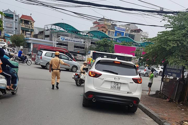 Xế hộp Madaz CX5 bị tuýt còi sau khi băng qua cầu Long Biên