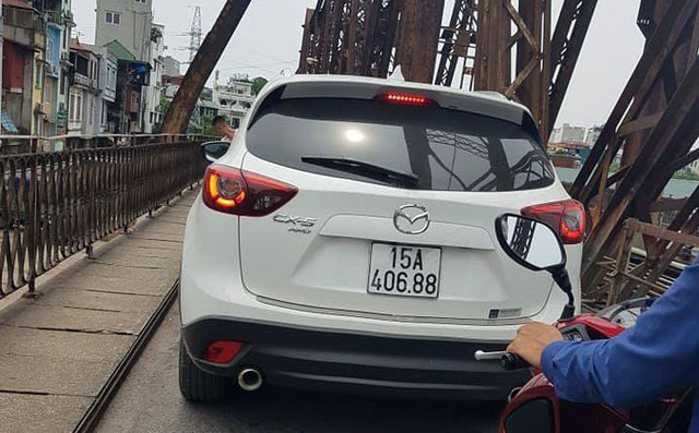 Xế hộp Madaz CX5 bị tuýt còi sau khi băng qua cầu Long Biên