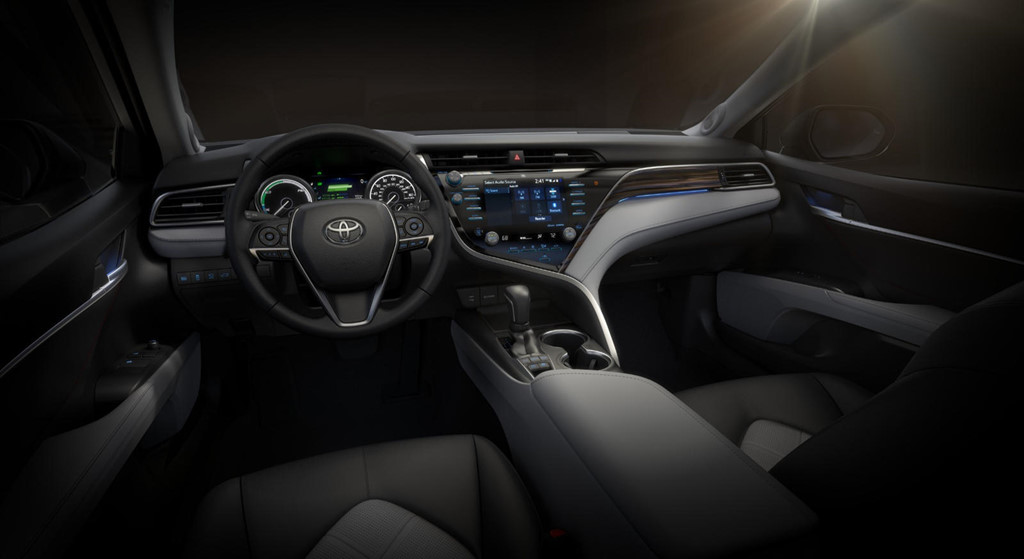 Toyota Camry 2019 đắt hơn vì có thêm Apple Car Play