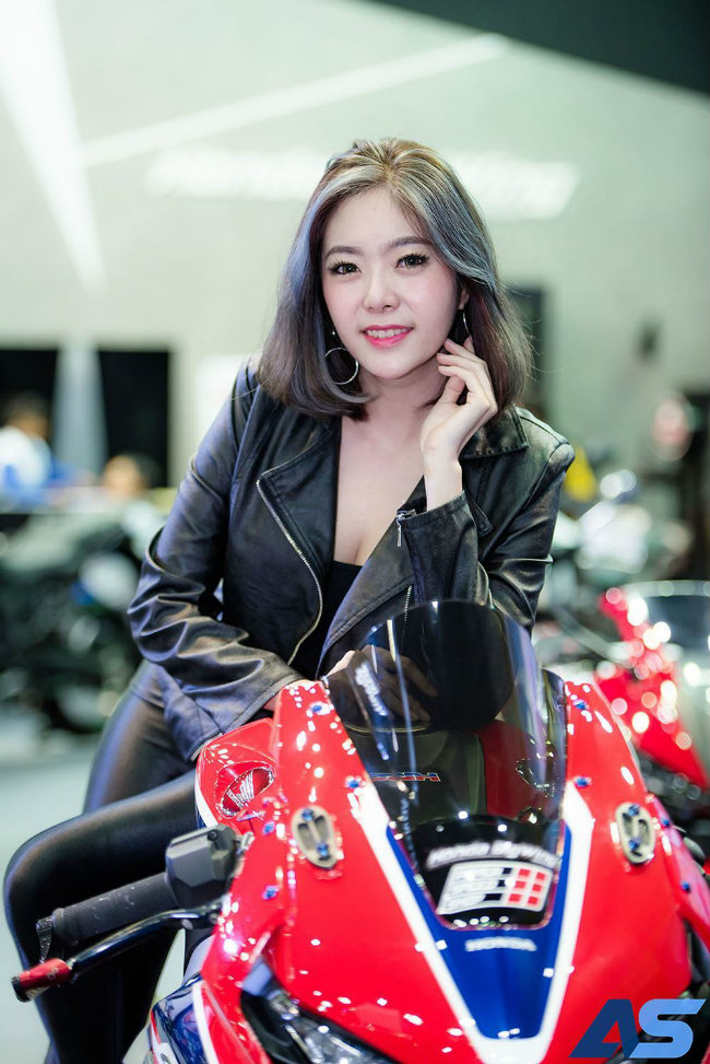 Dàn chân dài sexy đến ngộp thở tại 2018 Big Motorsale