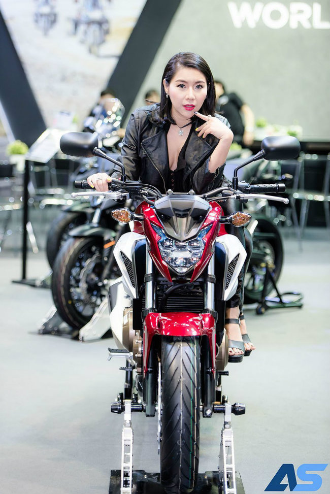 Dàn chân dài sexy đến ngộp thở tại 2018 Big Motorsale