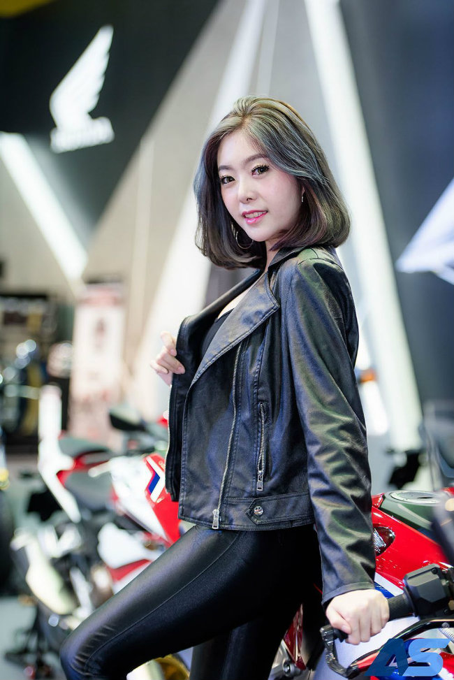 Dàn chân dài sexy đến ngộp thở tại 2018 Big Motorsale