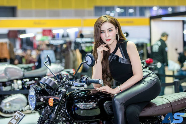 Dàn chân dài sexy đến ngộp thở tại 2018 Big Motorsale