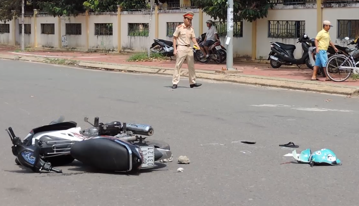 Chở em đi nhập học, nữ sinh cấp 3 bị xe khách cán chết thương tâm