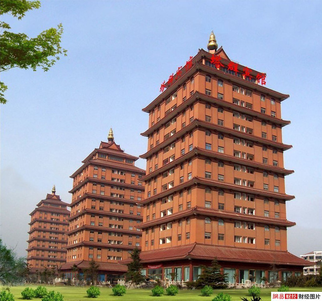 Cận cảnh ngôi làng giàu nhất Trung Quốc trước cơn bão nợ