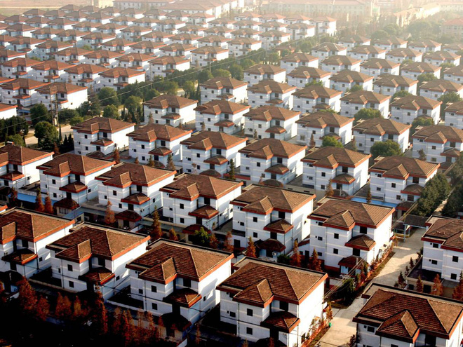 Cận cảnh ngôi làng giàu nhất Trung Quốc trước cơn bão nợ